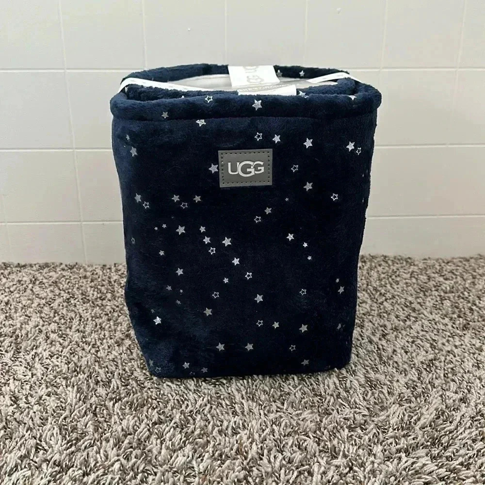 New! Avery Stars 2-Piece Storage Set
UGG® - Navy
